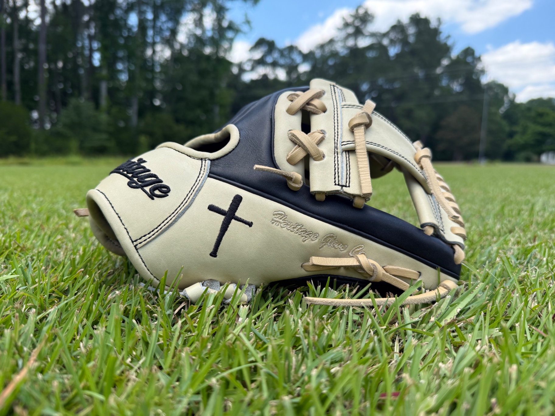 Cream and black Heritage glove with cross embroidery